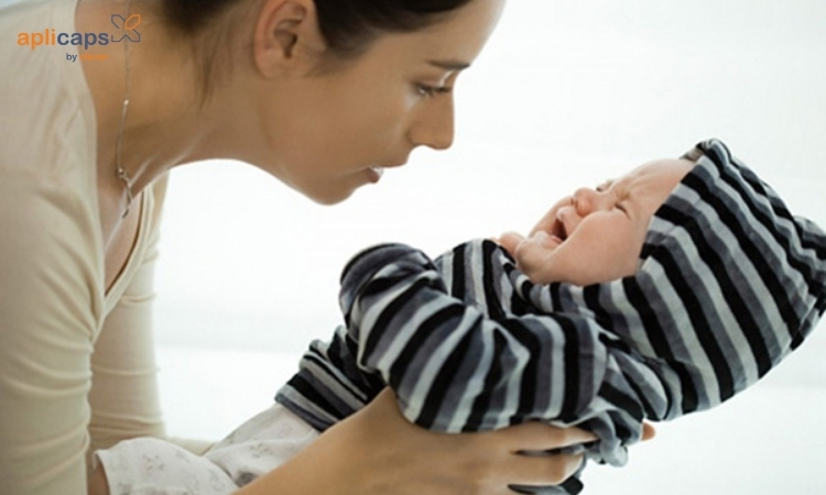 Trẻ sơ sinh bị thiếu canxi dễ dẫn tới tình trạng quấy khóc