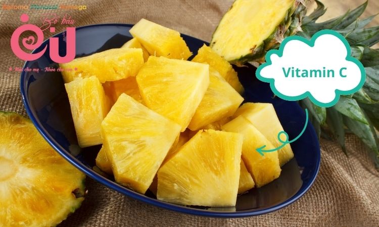 Dứa giàu vitamin C tăng cường hệ miễn dịch cho mẹ bầu.