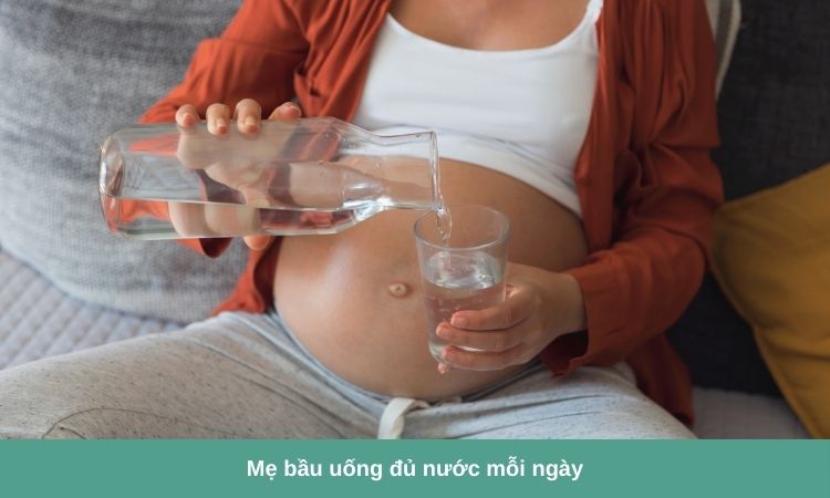 Bà bầu uống đủ nước mỗi ngày để đào thải độc tố