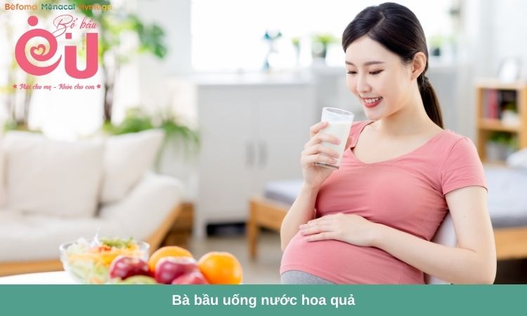 Bà bầu uống đủ nước để cân bằng nhiệt độ cơ thể. 