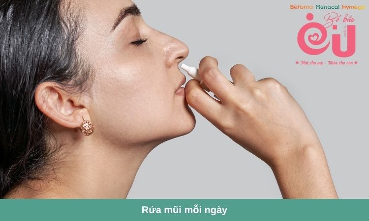 Rửa mũi bằng nước muối sinh lý mỗi ngày để giảm nghẹt mũi.