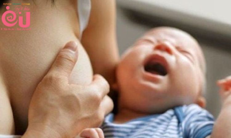 Mẹ nên chủ động áp dụng một số biện pháp tránh gây đau đầu ti khi cho con bú