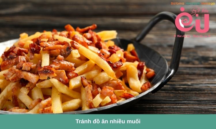 Đồ ăn nhiều muối khiến tình trạng phù chân nghiêm trọng hơn.
