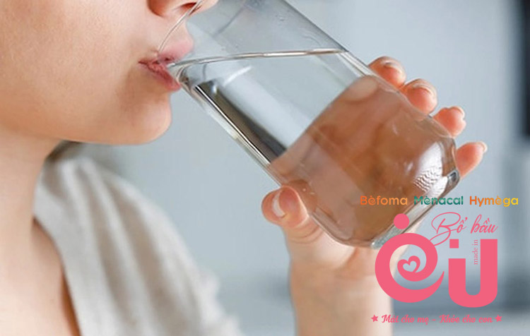 Uống nhiều nước giúp giảm tình trạng phù nề khi mang thai