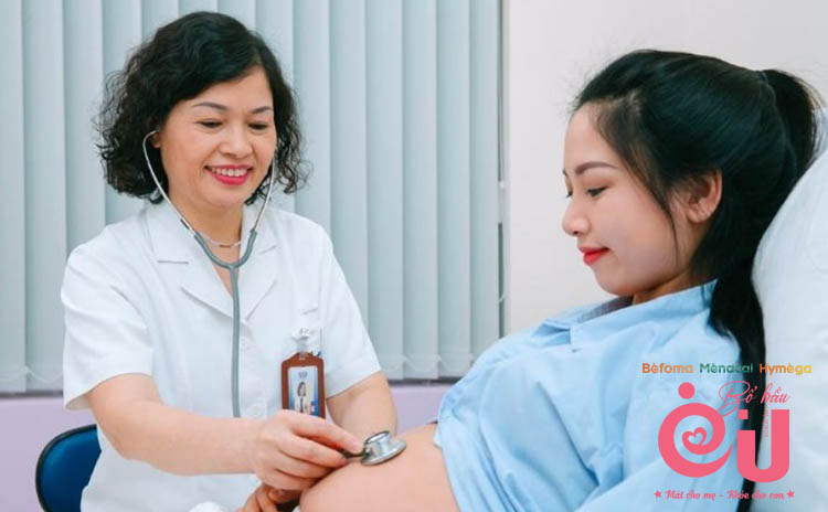 Các bác sĩ sẽ thăm khám kỹ lưỡng để tìm ra nguyên nhân vì sao bà bầu ra máu