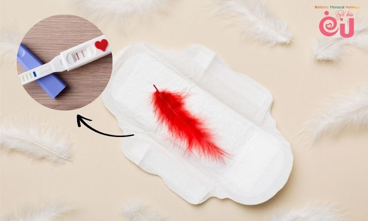Máu báo thai có thể xuất hiện muộn ở tháng thứ 4 gây tình trạng ra máu nhưng không đau bụng