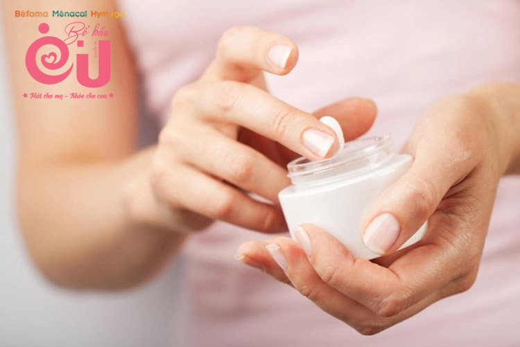 Dùng kem dưỡng đầu ti hoặc dầu tự nhiên giúp giảm khô nứt, giảm đau